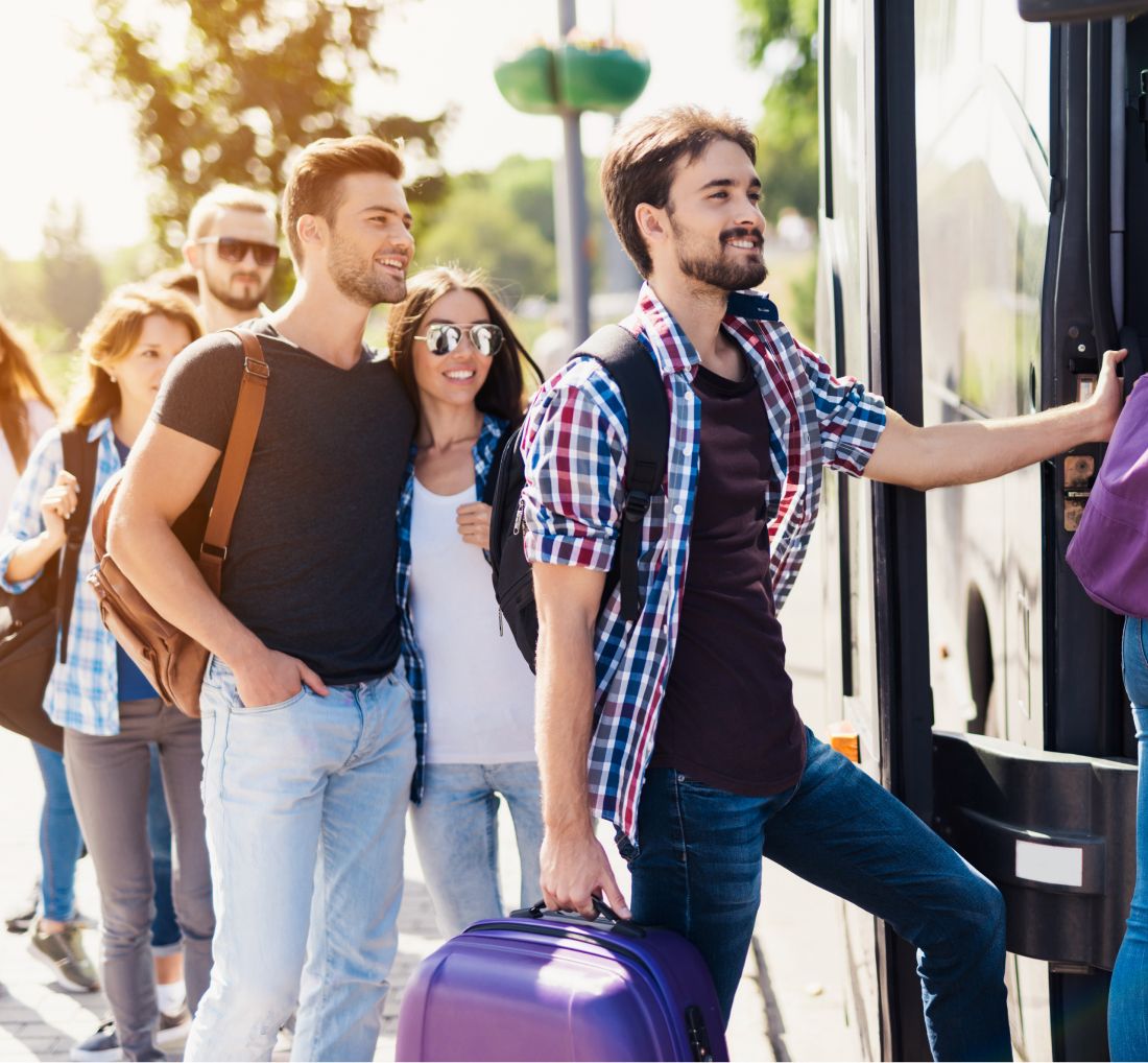 Personen steigen in einen Bus ein