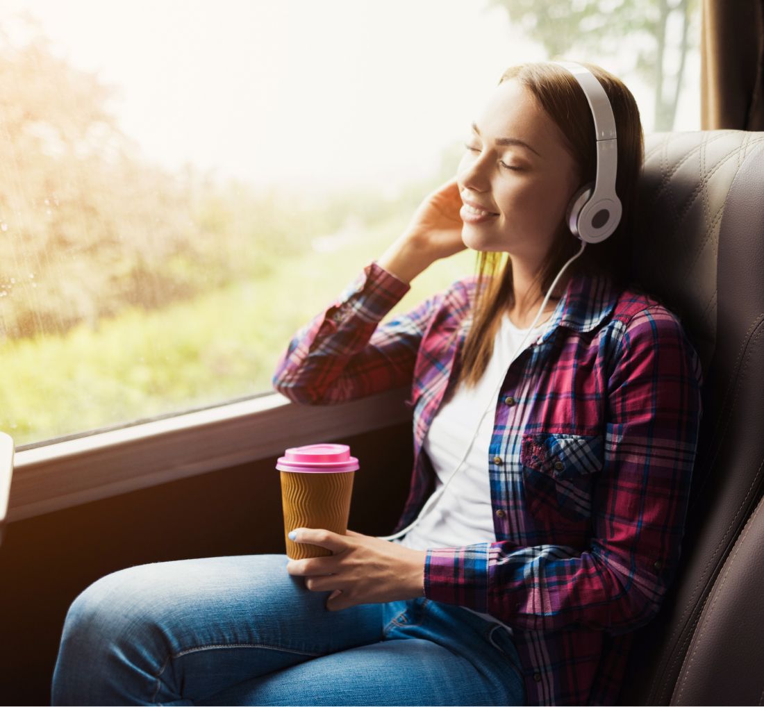 Frau hört im Bus Musik