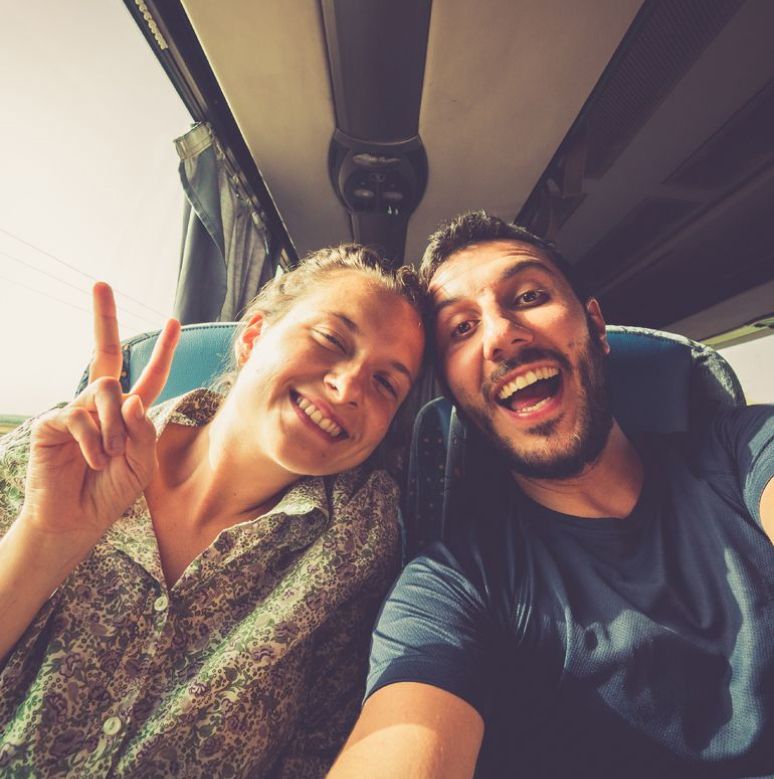 Glückliches Pärchen im Bus