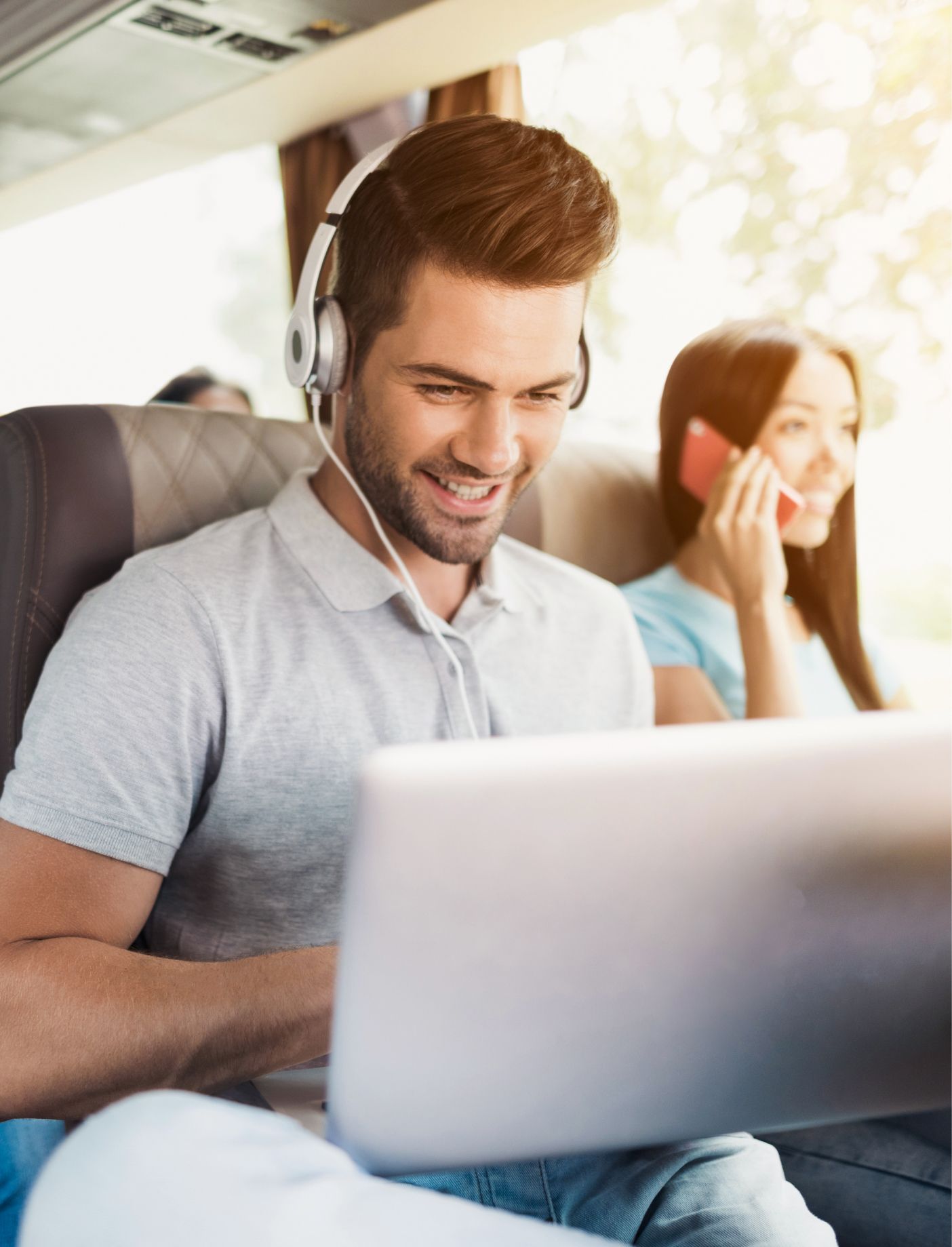 Person mit Laptop im Bus